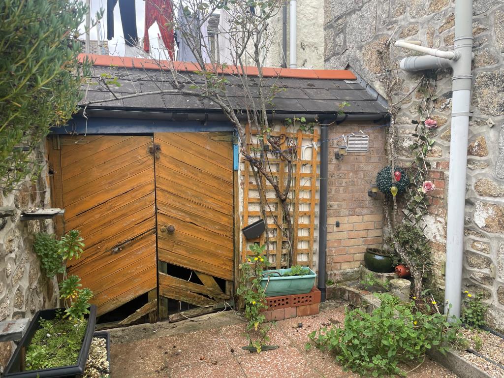Lot: 153 - TERRACE PROPERTY FOR IMPROVEMENT - Store building located to rear